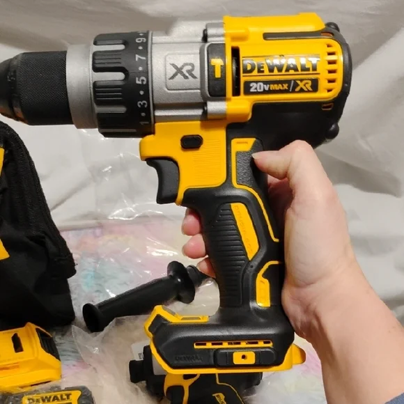 SALE! NWOT DeWalt 20V Max Hammer Drill Driver Multiple Speed 2Batteries Charger - Picture 6 of 12